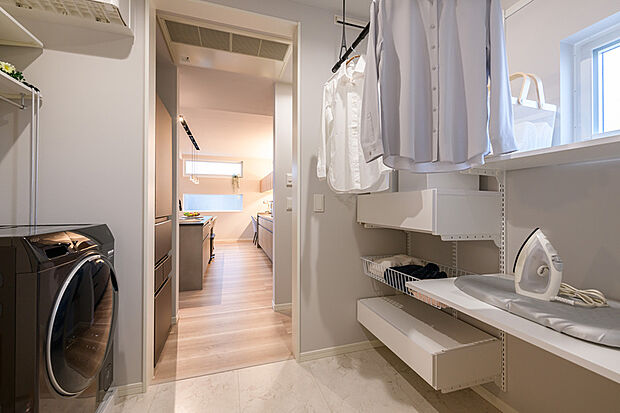 【【施工例/洗面所】】ランドリールームは室内干しもできるので、天気や時間を気にせず洗濯できるのもうれしいですね