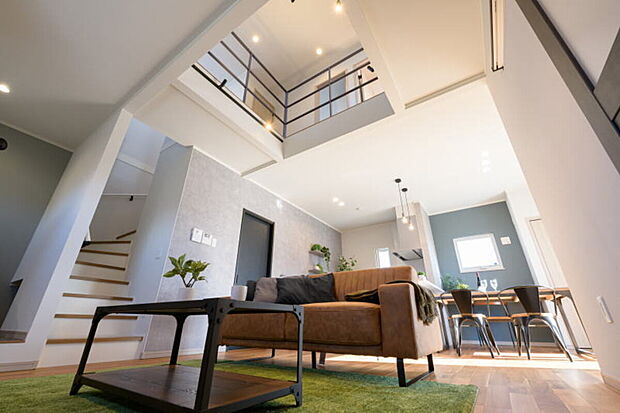 【【施工例／リビング】】リビング階段と吹き抜けで明るく広々とした空間に。家事をしながら家族の様子も見守れ、居心地の良いリビングです。