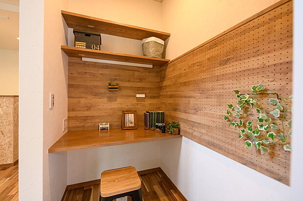 【【施工例／リモートルーム】】在宅勤務の増加に合わせて、快適なリモートワークスペースを。家族の気配を感じながら集中できる、リビングとつながる理想的なリモートルームです。