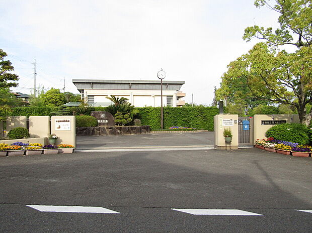 生駒市立鹿ノ台小学校(約320m)