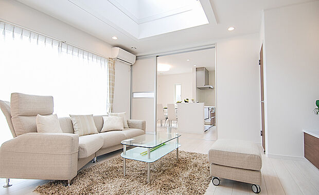 【当社施工例】明るい光が白い壁に反射して更に居心地の良い空間になります。吹き抜けがあると同じ階にいなくても家族の気配も伝わってきます。緩やかな家族の繋がりは心理的な安心にもつながります。