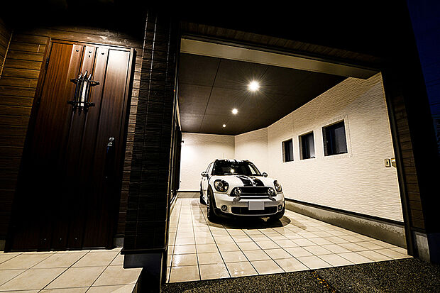 【当社施工例】
ビルドインガレージは大切なお車を雨や風から守ってくれます。小窓や照明を付けており、ガレージ内での作業にも便利。雨の日のお子様の外遊びのスペースとしても活用可能です。