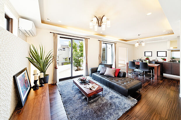 【当社施工例】
折り上げ天井に間接照明を設け、昼と夜ではガラッと雰囲気の変わるリビングに。2階にリビングを設けており、採光も十分！プライバシーを確保しながら、日々を過ごせます。