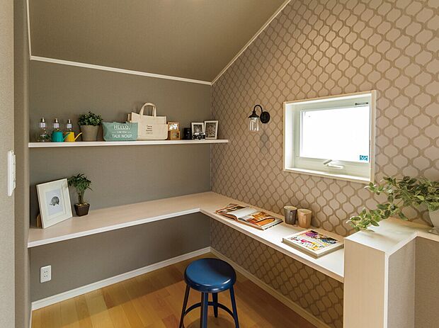 【当社施工例】洋室の一角にカウンターを設け、書斎コーナーに。自分だけの落ち着いた時間が過ごせる秘密のスペースで、お客様に見られることがないため大胆なクロス使いをして冒険してみるのも良いでしょう。