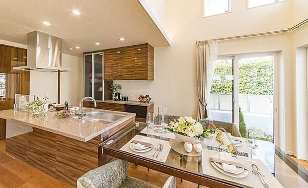 【当社施工例】キッチンとダイニングの動線が楽になる、ダイニングと横並びのキッチン。配膳も横に流すかたちでより簡単になり、キッチン近くに座れば、座っていてもキッチンの物を取りに行く動線も短くなります。