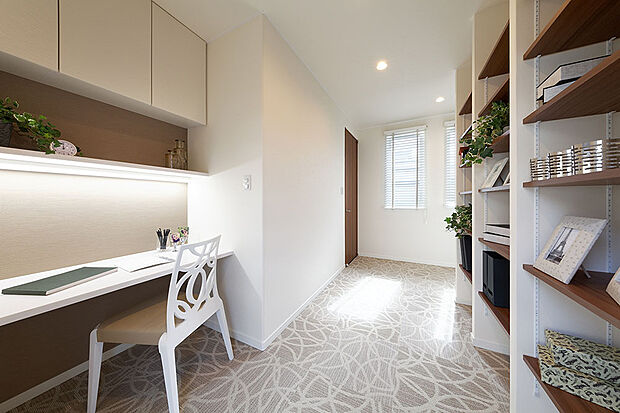 【当社施工例】廊下の一角に大容量の収納とカウンターデスクを設けました。可動式の棚なので、収納する物によって高さを調節ができスッキリと片づけることができ、ご家族共有のスペースとしてお使いいただけます。