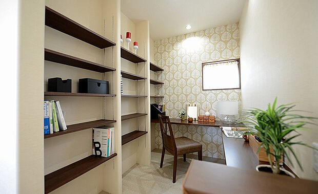 【当社施工例】
カウンターデスクを備え在宅ワークや読書などに集中できる、程よいサイズの書斎スペースです。オープンシェルフはお好みのインテリアスペースとしてもお楽しみいただけます。