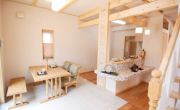 木の優しい色合いで統一したナチュラルな雰囲気のLDKです。キッチンカウンターでは、軽食を取ったり、お子様が宿題をしたり出来るスペースになります。料理をしながら様子が見守れます。