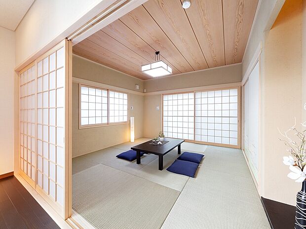 【当社施工例】障子などの日本古来の典型的な和室のしつらいも、縁のない琉球畳との組み合わせにより木のぬくもりが感じられるモダンな雰囲気に。フローリングと隣り合っても違和感なく寛いでいただけます。