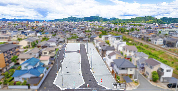 【造成時全景】東西に伸びる約6m道路沿いに各区画がフラットに広がる伸びやかな街並み。間口にゆとりがあり、住まいに風や光が届きます。駐車並列2台可(車種による)。幹線道路が身近でカー利用も便利です。