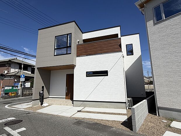 【外観/A号地】玄関ドアや軒天、バルコニーに木目をあしらい、角地×全居室多面採光!風や光が邸内に届き、約18.3帖LDKや主寝室が南向きです。バルコニーにゆとりがあり、アウトドア空間としても◎