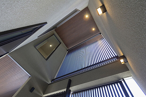 【【外部吹抜(エントランス)/A号地モデルハウス】】エントランスは2重になっており、防犯性に配慮した設計に。風雨が吹き込みにくく、傘などお出掛け準備する余裕が生まれます。2階フロアやロフトまで、吹抜けが縦に空間をつなぎ、邸内との一体感をもたらします。