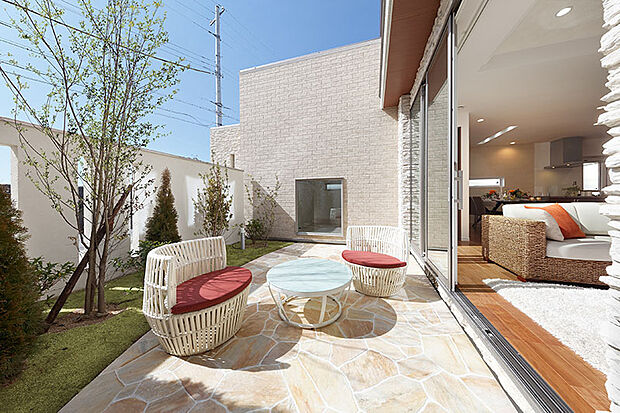 【【当社施工例】】広々としたアウトドアリビング。天気の良い日にはハンモックやデッキチェアを置いて、手軽に日光浴を楽しむことができます。リビングから一続きなので、自宅カフェとしても気軽に楽しめます。