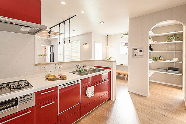 【【当社施工例】】パッと目を惹く鮮やかな赤のシステムキッチン。白が多めのキッチン空間なので、赤色が際立って見えます。キッチンに立つ時間もワクワクするような楽しい時間になりそうです。