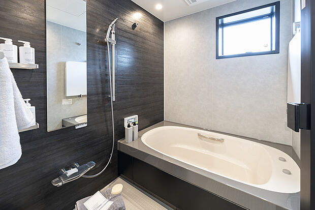 【【1階バスルーム/J号地モデルハウス】】通常よりも広く設計したバスルーム。ブラックを使った、スタイリッシュな空間です。ゆったりとした浴槽を備えており、お子様との入浴も快適!カウンターを省いており、洗い場を広々とお使いいただけます。