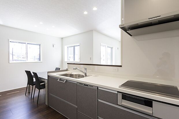 【【1階キッチン/A号地モデルハウス】】リビング・ダイニングを見渡すことができる対面式です。食器洗い乾燥機付き×IHクッキングヒーターは立ち上がり部分が少なくお手入れも◎コンロ前には壁を設け、リビングへの油跳ねを防ぎます。