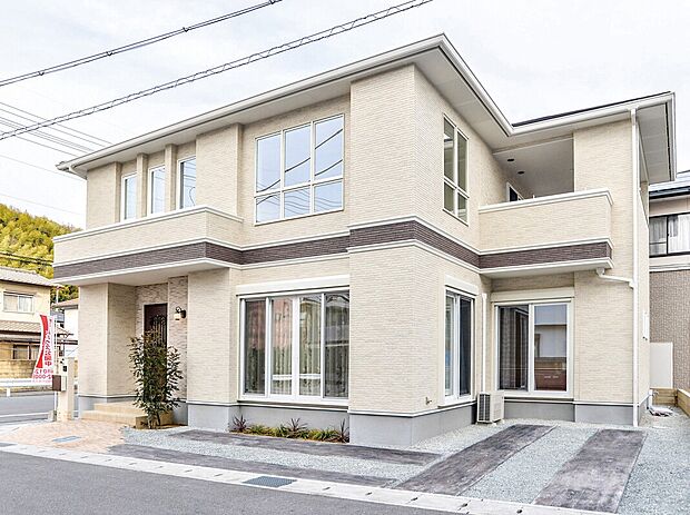 【【当社施工例】】のびやかな水平ラインで均整の取れた、プレーリースタイルの外観デザイン。窓を多く設けているため室内には、心地良い光と風がふんだんに舞い込みます。リビングは3面、各居室は2面採光を確保しています。