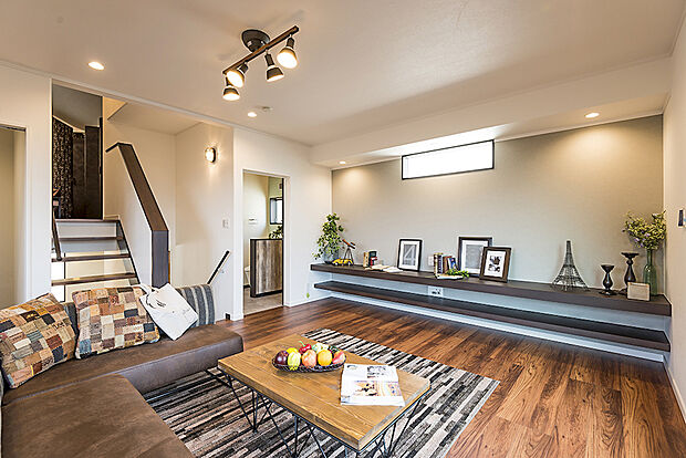 【【当社施工例】】道路からの視線を気にせず寛げる2階にリビングを設けました。プライバシーを確保し、ご家族団らんできる時間を過ごせます。ワイドなテレビボードは、ディスプレイスペースとしても活用可能です。