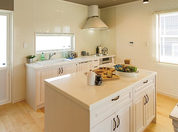 【【当社施工例】】無垢の木を使用したキッチンとワークカウンターは、我が家で一番のお気に入りの場所となります。お子様と一緒にパンやクッキー作りを楽しめ、料理が趣味というご家族にぴったりのキッチンです。