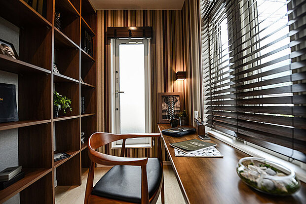 【【当社施工例】】自分だけのプライベート空間を確保できる書斎を備えました。 仕事や作業、趣味に集中して取り組むことができ、家事の合間などの短い時間を有効活用することが可能です。