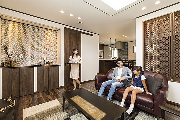 【【当社施工例】】リビングは家族が集まる憩いの場所。広々としたスペースを確保すれば、同じ空間にいながら家族同士が各々の時間を大切にすることができます。居心地のよい空間づくりに最適です。