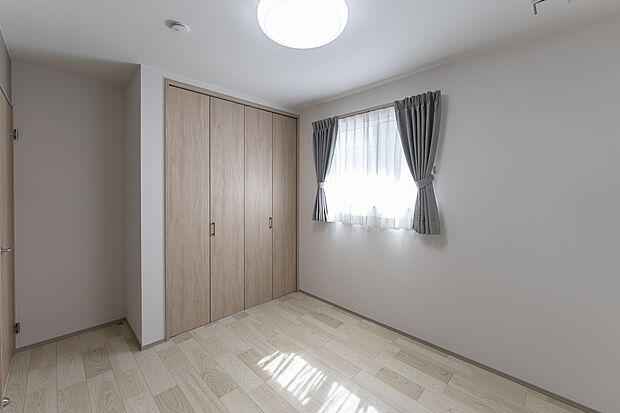 【【2階約5.3帖洋室(西側)/A号地モデルハウス】】プライベート時間もリラックスして寛げる、振り分けタイプの洋室です。シンプルでナチュラルな内装は様々なインテリアにマッチ。お好みのファブリックで空間づくりを楽しめます。