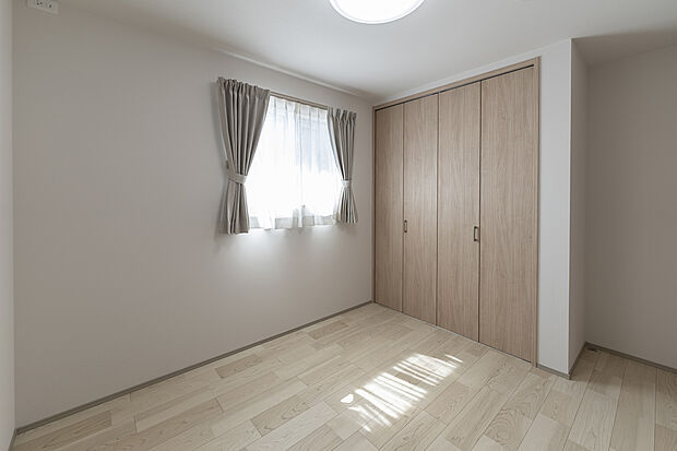 【【2階約5.3帖洋室(東側)/A号地モデルハウス】】お子さまの一人部屋やリモートワークスペースなどにも利用しやすい広さの洋室です。全居室に収納を備えており、必要な物を手近で保管いただけます。お子様のお片付け習慣も自然と身につきそうです。