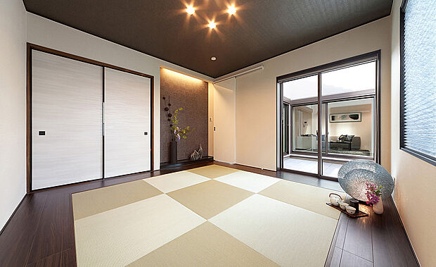 【【当社施工例】】テラスに面する明るい和室です。床の間も設けており、季節の飾りなどを飾って一年を通して楽しみが膨らむスペースに。ご家族やご友人が来られても気兼ねなく泊まっていただけます。