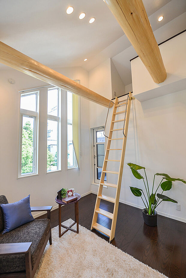 【【当社施工例】】美しい梁のある勾配天井が目を引く開放感あふれる空間には、ロフトスペースを設けました。縦スリット窓から伸びやかな陽光が注ぎ込み、更に心地よさを感じていただけます。