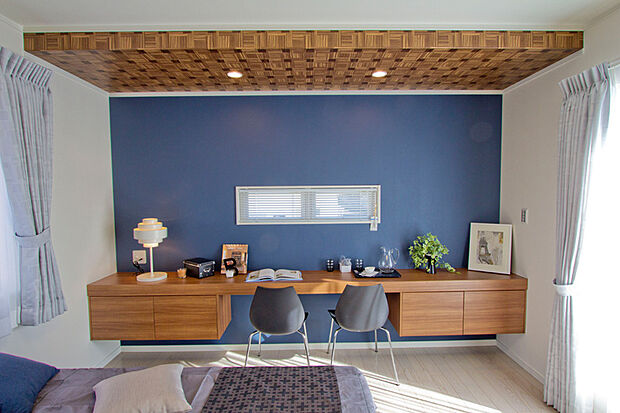 【【当社施工例】】主寝室にはブルーのアクセントクロスに下げ天井を作り、目を惹くデザインに仕上げました。ワイドなカウンターデスクは、二人並んでの作業も楽に行えるスペースを確保しました。