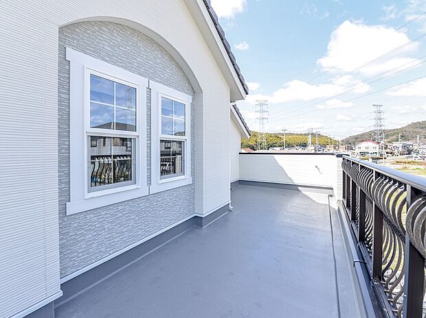 【【当社施工例】】3面にバルコニーを設け、それぞれ多目的に趣味を楽しめるスペースに。ワイドバルコニーにテーブルや椅子を用意すればカフェテラスでのティータイムのようにリラックスタイムを過ごせます。