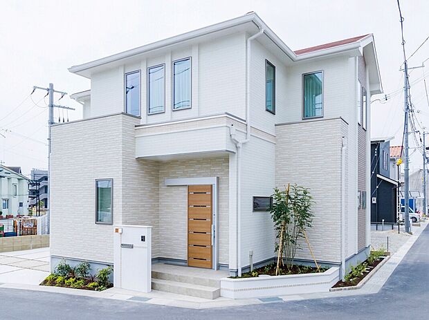 【【当社施工例】】ホワイト調のタイルに赤い屋根と青い空が映える外観です。シンボルツリーやちょっとしたガーデニング・家庭菜園スペースを設けることで、四季折々の表情をプラスしてくれます。