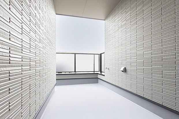 【バルコニー/B号地バルコニー】モダンな手すりが目を引くバルコニー。2階廊下から直接出入りでき、洗濯時の動線もスムーズです。明るくプライバシーも守られた空間なので、チェアやテーブルを置いてアウトドア気分を味わいながら過ごすのも。