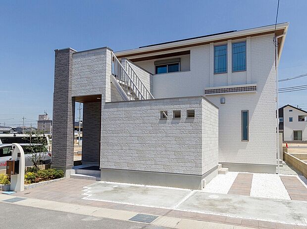 【【当社施工例】】前面道路からの視線が気になる南向きの敷地において、採光とプライバシーの確保の両方を実現。外からは見えない「つなテラ」で、我が家だけのプライベートテラスを満喫できます。