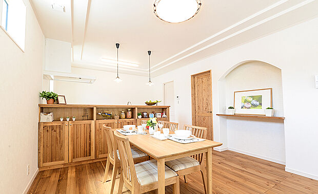 【【当社施工例】】木のナチュラルな雰囲気が心地良いダイニング・キッチンです。大きなニッチにはオープン棚を設けており、絵や写真、季節の飾りを飾ったりと暮らす楽しみが膨らむスペースです。