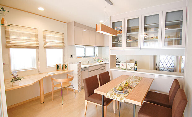 【【当社施工例】】使い勝手の良いL字キッチンと横並びに様々な用途で使用できるカウンターを設けました。お子様の勉強やPCでの調べもの、リモートワークにもお使いいただけます。