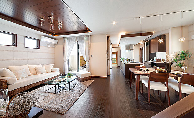 【【当社施工例】】広々とした開放的なLDK。落ち着いた色合いのフローリングが穏やかな空間を演出します。折り上げ天井や家具の色合いを揃えることで高級感も生み出しています。