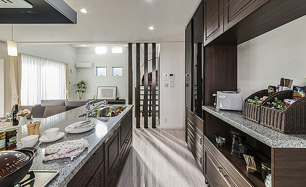 【【当社施工例】】開放的なフルフラットキッチンに統一感のあるカップボードを備えたキッチンです。キッチンの通路幅も余裕があるので、ご家族が一緒にお料理するにも快適です。