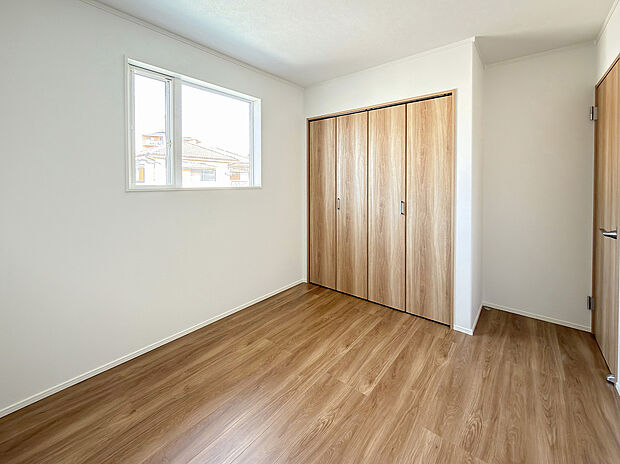 【【2階約5.3帖洋室/A号地モデルハウス】】2階には4洋室があり、すべて振り分けタイプ。お子様の一人部屋としてもご利用いただきやすい広さです。全居室収納付きのため、お片付け習慣が自然と身につきそうです。