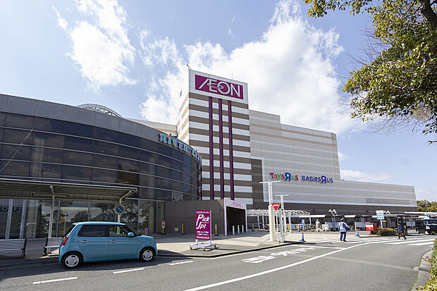 【【大型商業施設が徒歩圏内】】イオンモール姫路リバーシティーへ徒歩約8分~9分の立地で、買い物が便利。そのほか、ドラッグストアやコンビニ、ホームセンターなども徒歩圏内に揃っています。