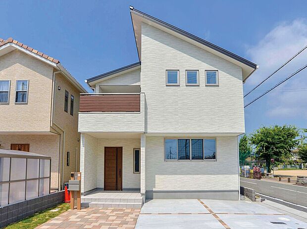 【【当社施工例】】外から見ても吹抜けの勾配天井の高さが良くわかる、外観デザインです。デザインと採光の両方を考え抜いた窓がアクセントとなり、外観に表情を与えています。駐車スペースやアプローチの綺麗な外構も見所。