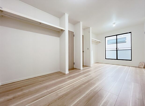 【【施工例写真／洋室(2ドアタイプ)】】お子様の成長に合わせて間仕切り可能な2ドアタイプの洋室。
お部屋に開放感をもたらすオープン収納。
※画像にはオプション商品も含まれております。