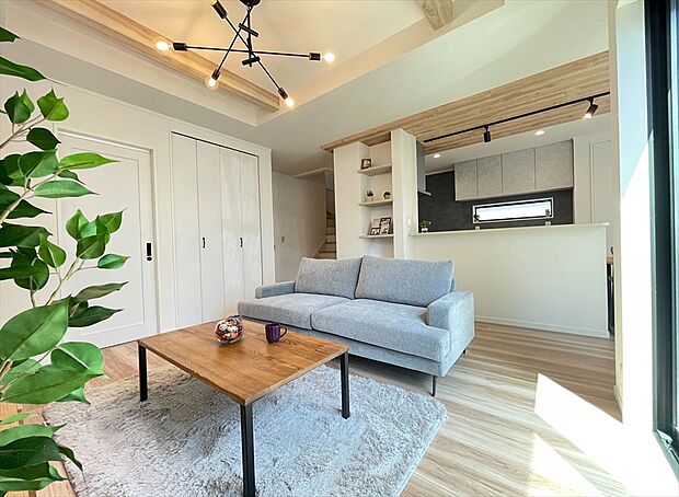 【【施工例写真／リビング】】お客様のマイホーム実現のため、よきサポーターとしてお客様の住まい方（ライフスタイル）にフィットしたプランづくりをお手伝いいたします。
※画像にはオプション商品も含まれております。