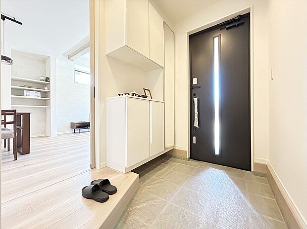 【【施工例写真／玄関】】大容量のシューズボックスが標準で付くのでスッキリした玄関ホールを維持できます。
※画像にはオプション商品も含まれております。