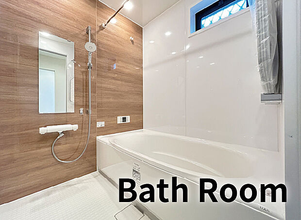 【【バスルーム】】保湿性能の高いサーモバス、冬でも床がひんやりしないサーモフロアをはじめ機能性に優れたシステムバス。ベースパネル・アクセントパネルの組み合わせは16種類、浴槽形状は3種類から選べます。個性豊かなデザインで、贅沢なバスタイムをお楽しみ下さい。