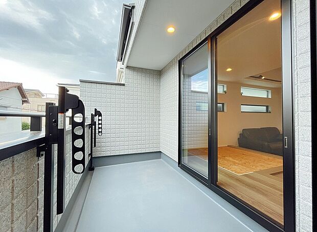 【【弊社プラン例:バルコニー】】建売住宅では難しい広々バルコニーも実現可能です。
※画像にはオプション商品も含まれております。