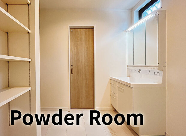 【Powder room(LIXIL 独立洗面台)】バックガードと洗面ボウルが一体型となったお掃除しやすい洗面台。左右のカウンターは身だしなみ道具の仮置きスペースにぴったりです。