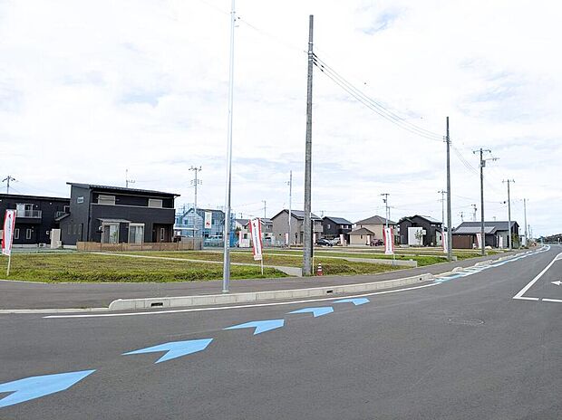 【前面道路含む現地写真】48街区/全9区画の街区。南道路、北道路など暮らしのイメージにに合わせて区画が選べます。現地でご案内しながらご提案いたします。