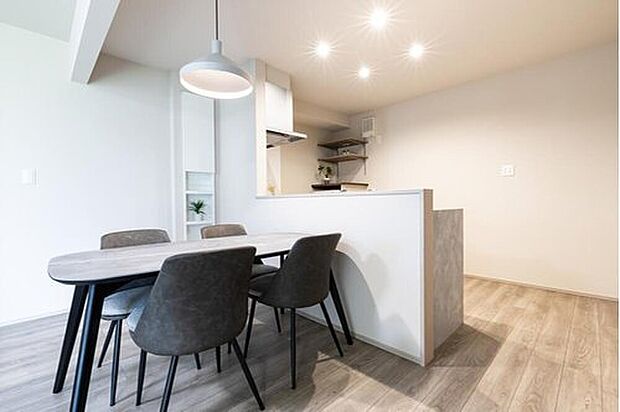 【キッチン】ペンダントライトが雰囲気あるダイニングスペース。キッチンと対面なので家族のコミュニケーションもとりやすいです。