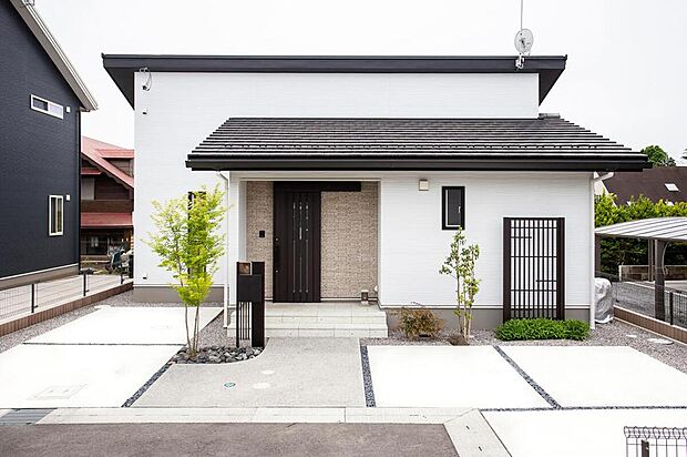 【建物プラン例(外観写真)】建築実例(1)/平屋
77.84m2(23.50坪) 2LDK
古家具を使った古民家スタイルの平屋